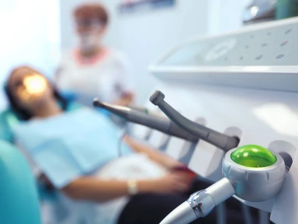 Vista de cerca en el conjunto de herramientas de dentista en el consultorio dental moderno — Foto de Stock