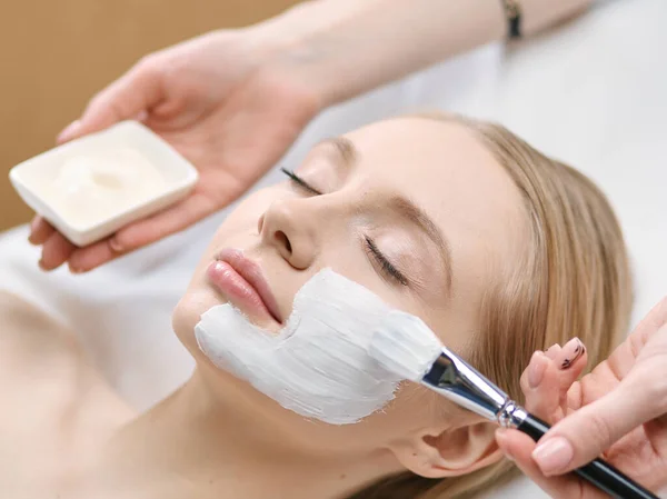 Spa application de masque facial. Beauté spa masque facial bio application au salon de spa de jour. — Photo