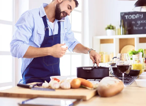 Mann bereitet leckeres und gesundes Essen in der heimischen Küche zu — Stockfoto