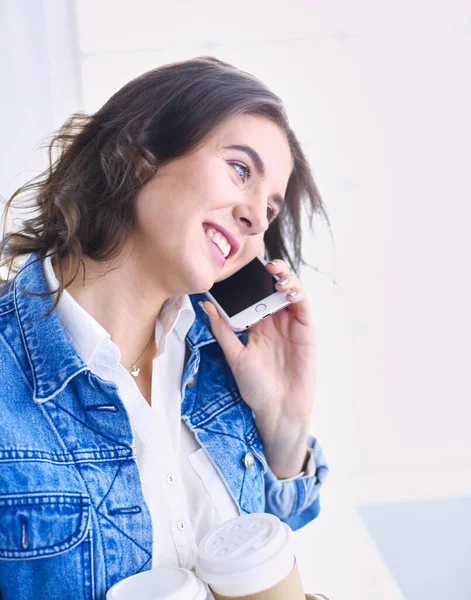 Joven mujer de negocios hablando por teléfono en la cafetería — Foto de Stock