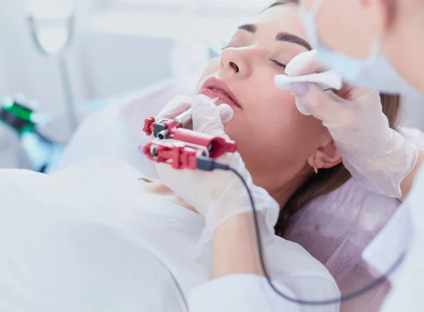 A young girl having red lips permanent makeup, micropigmentation — Stock Photo, Image