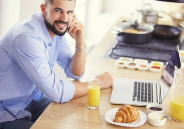Adam ev mutfağında lezzetli ve sağlıklı yemekler hazırlıyor.