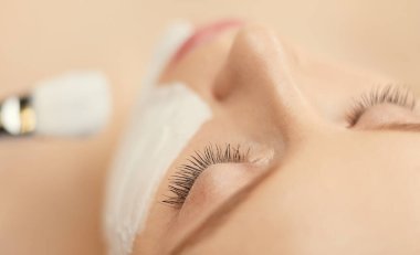 Spa yüz maskesi uygulaması. Spa güzelliği organik yüz maskesi uygulaması.