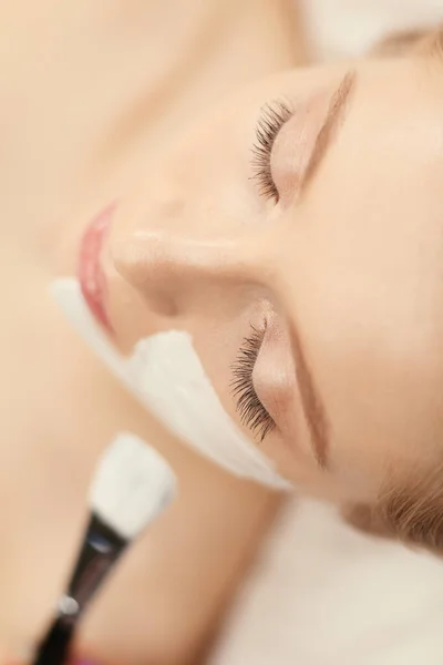 Applicazione maschera viso Spa. Spa bellezza biologica applicazione maschera facciale al salone spa giorno — Foto Stock