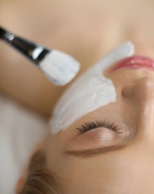 Spa yüz maskesi uygulaması. Spa güzelliği organik yüz maskesi uygulaması.