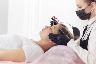 Kalıcı Kalıcı Kaşlara Makyaj Uygulayan Kozmetikçi