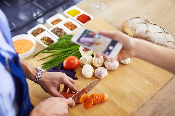 Uomo che prepara cibo delizioso e sano nella cucina di casa — Foto Stock