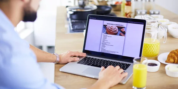 Mann bereitet leckeres und gesundes Essen in der heimischen Küche zu — Stockfoto