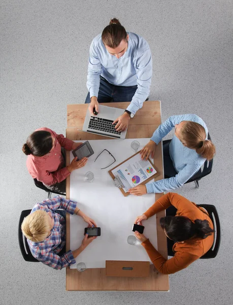 Gruppe junger Kreativer diskutiert ein Projekt. — Stockfoto