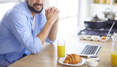 Adam ev mutfağında lezzetli ve sağlıklı yemekler hazırlıyor.