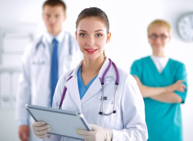 Kadın doktor hastanede dosyayla bekliyor.