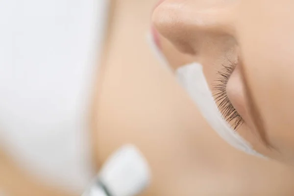 Spa Gesichtsmaske Anwendung. Spa Beauty Bio-Gesichtsmaske Anwendung im Day-Spa-Salon — Stockfoto