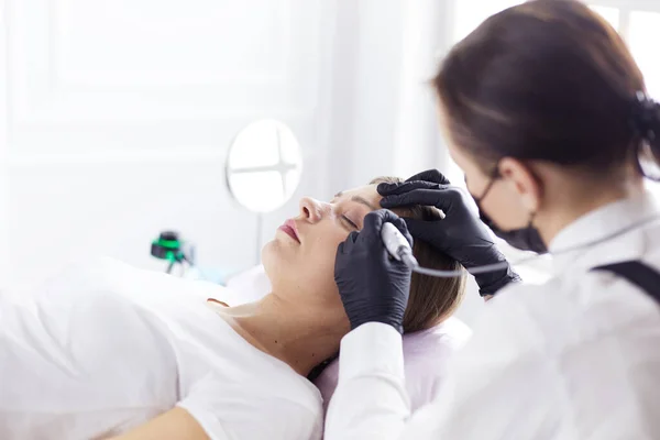 El flujo de trabajo de las cejas de Microblading en un salón de belleza . — Foto de Stock