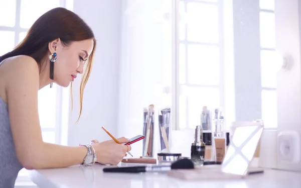 Kvinnliga unga vackra tjej med lockigt hår och make-up. vacker kvinna göra självporträtt själv via telefon — Stockfoto