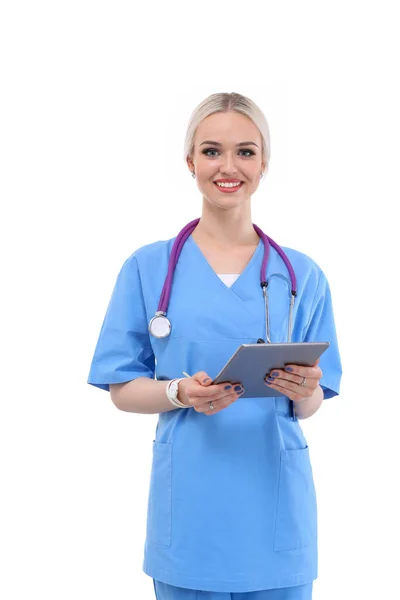 Médico femenino usando una tableta digital y de pie sobre fondo blanco. Mujeres doctores. — Foto de Stock