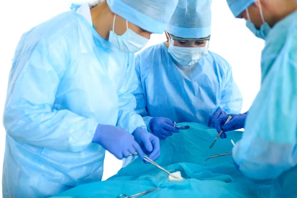 Equipe de cirurgia jovem na sala de cirurgia — Fotografia de Stock