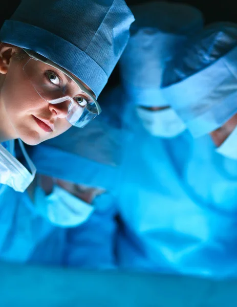 Młody zespół chirurgów na sali operacyjnej — Zdjęcie stockowe
