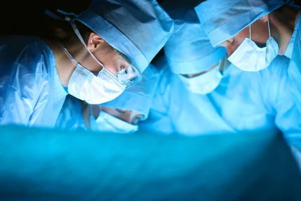 Equipe de cirurgia jovem na sala de cirurgia — Fotografia de Stock