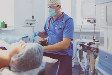 Ameliyathanede çalışan bir cerrah.