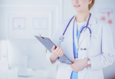 Üniformalı bir dosyayla gülümseyen kadın doktor