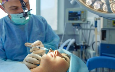 Ameliyathanede çalışan bir cerrah.