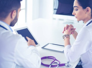 Klinikteki masada oturan doktorlar.