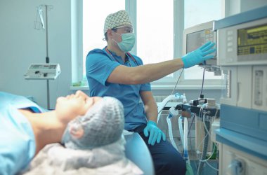 Ameliyathanede çalışan bir cerrah.