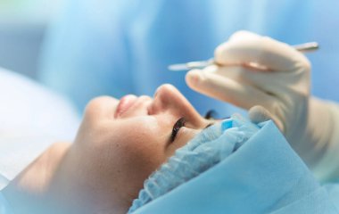 Ameliyathanede çalışan bir cerrah.