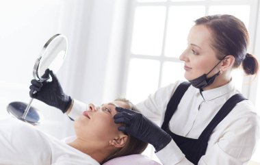 Mikroplu kaşlar güzellik salonunda akıyor..