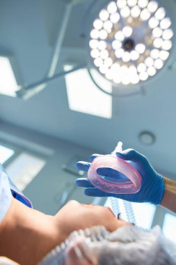 Ameliyathanede çalışan bir cerrah.