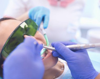 Diş hekimi ve diş hekimlerindeki hasta.