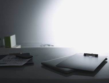 Ofis nesneleri ve bilgisayar beyaz masada