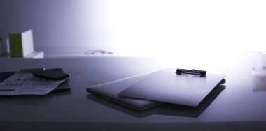 Ofis nesneleri ve bilgisayar beyaz masada