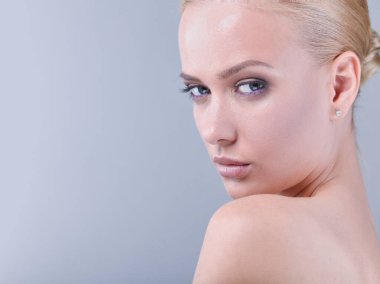 Yüzüne dokunan güzel bir spa kadını portresi