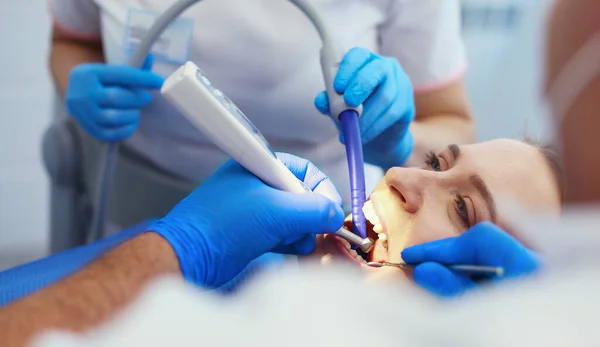 Médecin et patient à la clinique dentaire — Photo