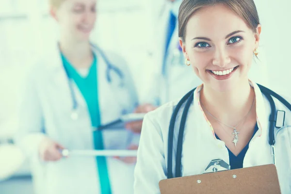 Médica atraente na frente do grupo médico — Fotografia de Stock