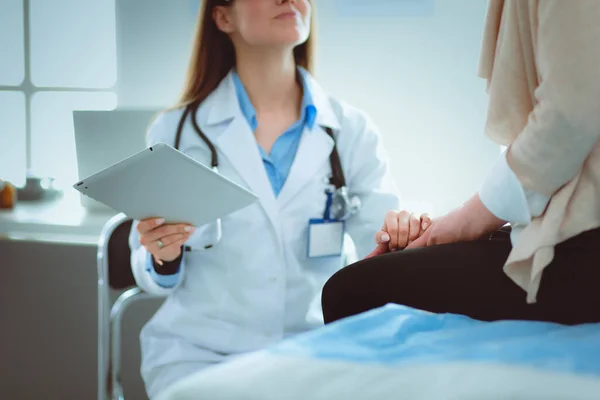 Dokter en patiënt bespreken iets terwijl ze aan tafel zitten. Begrip "geneeskunde en gezondheidszorg" — Stockfoto