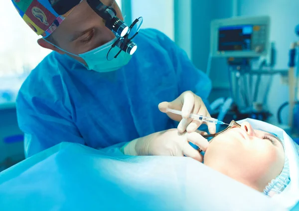 Man chirurg aan het werk in de operatiekamer — Stockfoto