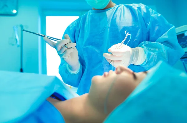 Chirurg zespołowy na sali operacyjnej — Zdjęcie stockowe