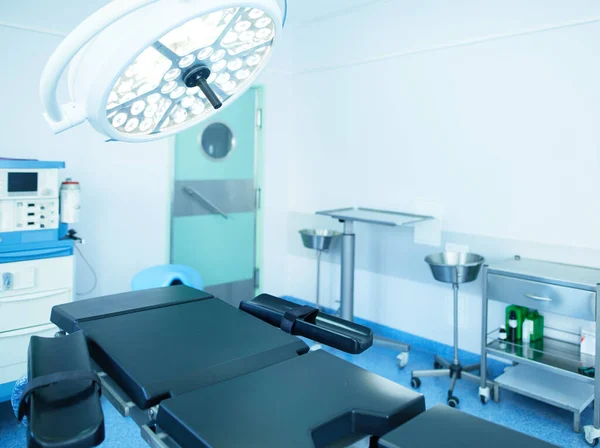 Interno della sala operatoria nella moderna clinica — Foto Stock