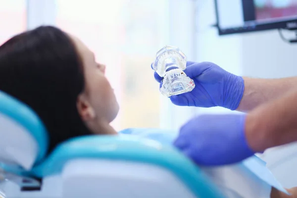 Retrato de un dentista que trata los dientes de una paciente joven —  Fotos de Stock