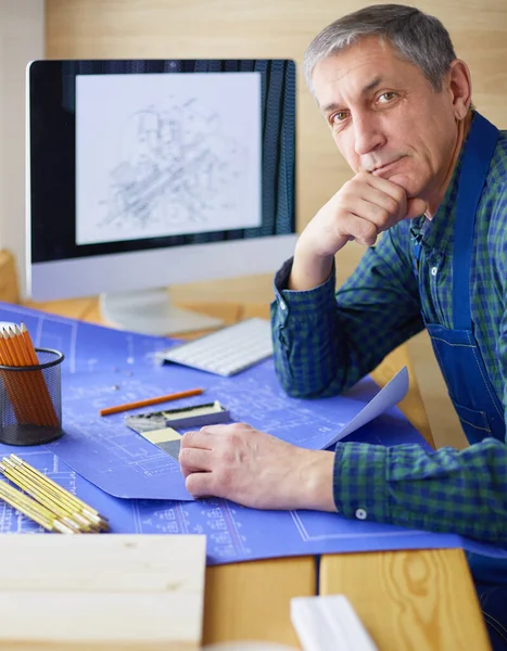 Architekt arbeitet im Büro am Reißbrett — Stockfoto