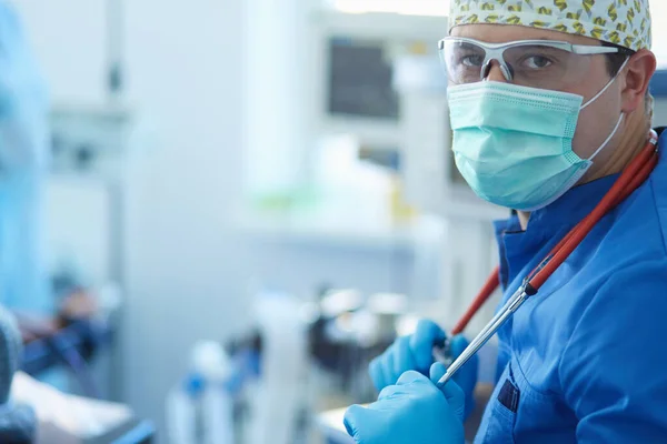 Muž chirurg na pozadí v operačním sále — Stock fotografie
