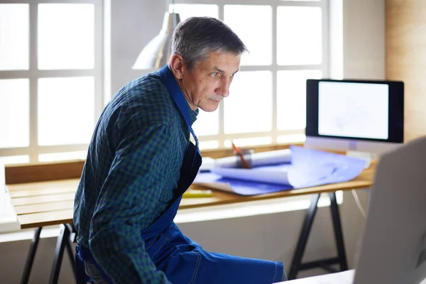 Архітектор, який працює над малюванням столу в офісі — стокове фото
