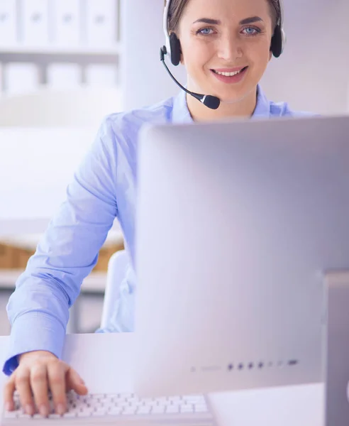 Sérieux jolie jeune femme travaillant comme opérateur de téléphone de soutien avec casque dans le bureau — Photo