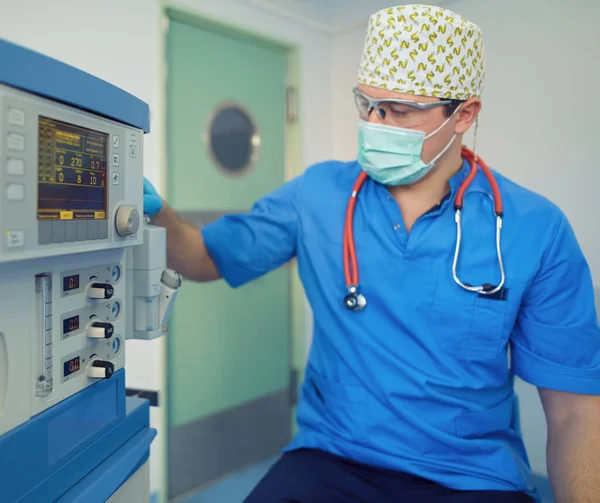 Dokter bedah pria di ruang operasi — Stok Foto