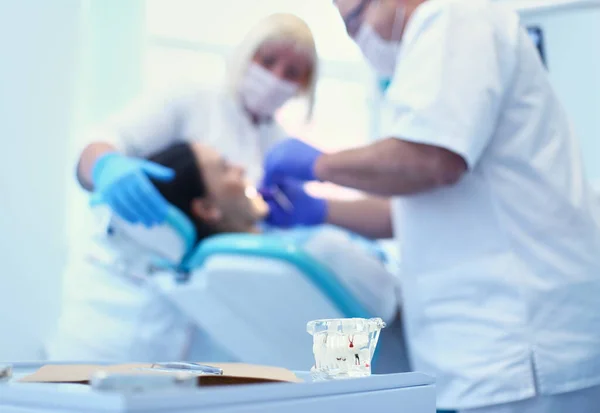 Dentysta z pacjentką w klinice — Zdjęcie stockowe