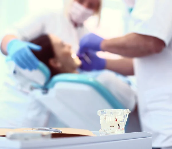 Homem dentista com mulher paciente na clínica — Fotografia de Stock