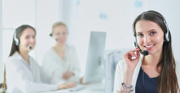 Geschäftsleute mit Geschäftsvertrag isoliert auf weißem Hintergrund — Stockfoto