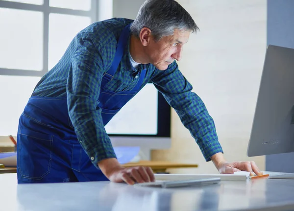 Arquitecto trabajando en mesa de dibujo en la oficina — Foto de Stock